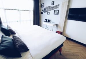 Hotelkamer rotterdam, televisie, Bed bites & business, Hotelroom, television, coffeemachine hotelroom, koffiemachine hotelkamer